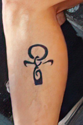 Eduardo Ankh + E tattoo detail - inked tattoo close-up detail