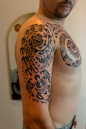 Sergey - Ara closeup - inked tattoo close-up detail