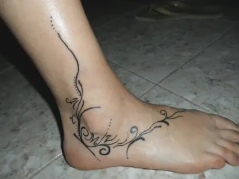Ivonne - Letters and swirls