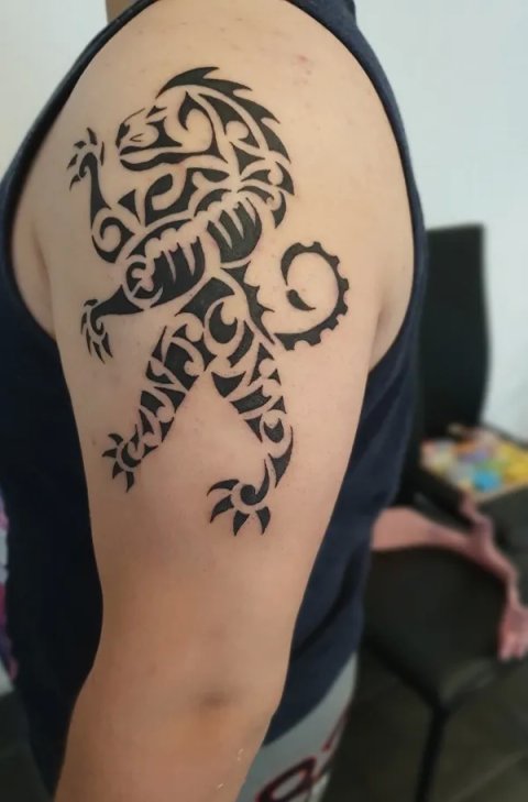 Flo - Rampant lion: real inked placement tattoo photo thumbnail